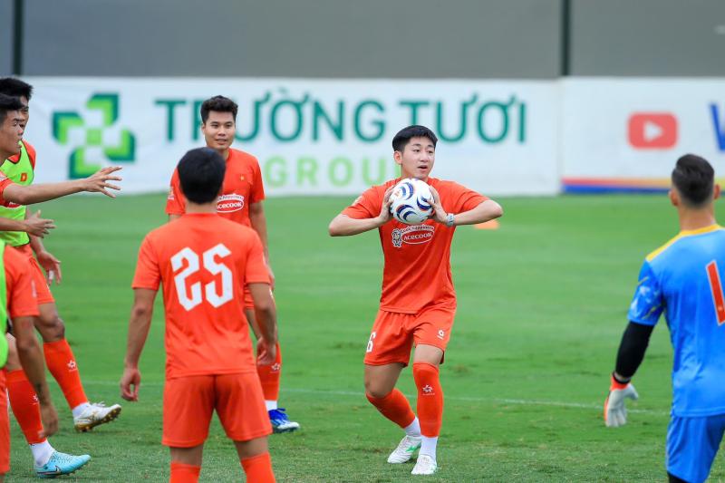 Đình Bắc cười tươi hết cỡ, biểu cảm nào cũng đáng yêu  trong ngày ĐT Việt Nam "bỏ đá bóng" "chơi bóng rổ"- Ảnh 6.