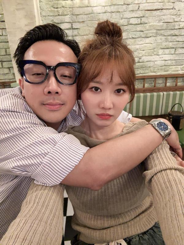 Vợ của ngôi sao nghìn tỷ Vbiz "náo loạn" miền Tây, lộ nhan sắc thật qua camera thường hút 1 triệu người xem!- Ảnh 6.