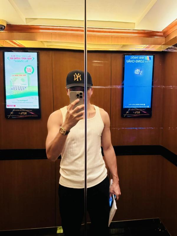 Nam thần trăm Việt tỷ bỏ nghề VĐV vào showbiz: Sống đời đại gia, vừa cất giọng hát gây "chấn động"- Ảnh 4.