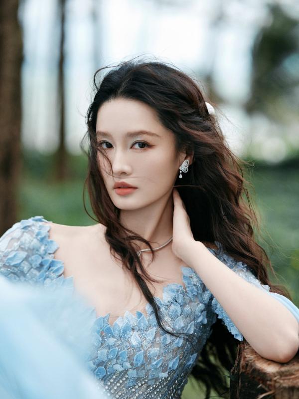 Lộ diện mỹ nhân là Nữ thần Kim Ưng 2026: Đóa bạch trà đẹp nhất vườn hoa, visual chả kém Lưu Diệc Phi- Ảnh 3.