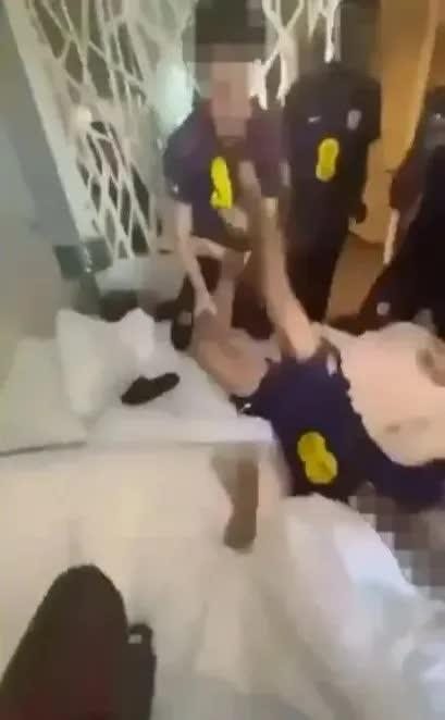 Rò rỉ clip tuyển thủ U16 đè cổ, hành hung đồng đội trong tiếng reo hò cổ vũ của đồng đội gây phẫn nộ- Ảnh 1.