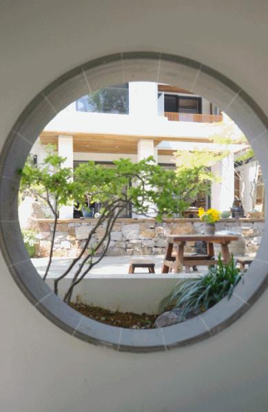 Bán căn hộ ở thành phố để về quê cải tạo nhà tổ rộng gần 1.000m²: Gia đình 3 thế hệ tìm thấy cuộc sống bình yên sau cánh cổng cũ- Ảnh 3.