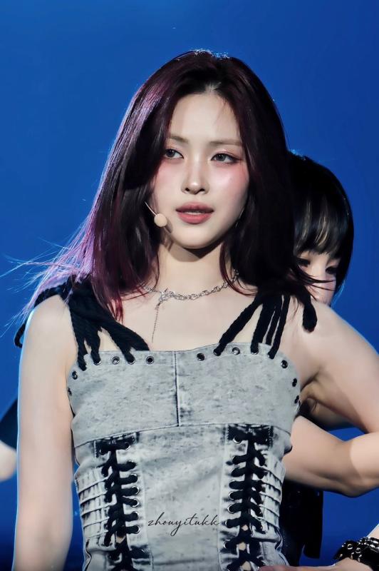 37 triệu người phát hoảng khi nữ ca sĩ vô tư làm điều “nhạy cảm” giữa concert- Ảnh 4.