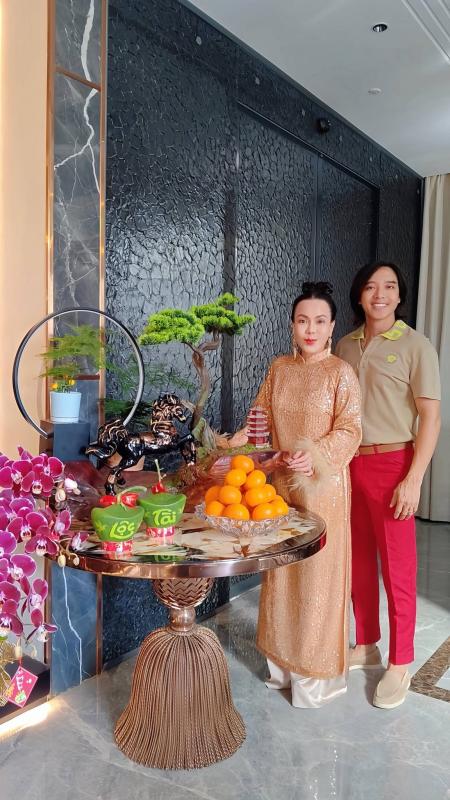 Chuyện gì đang xảy ra với nghệ sĩ Việt Hương tại biệt thự 300 tỷ đồng?- Ảnh 2.