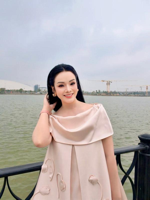 Nữ NSƯT, trưởng khoa thanh nhạc tái hôn với 1 viện trưởng, sở hữu biệt thự 10 phòng ngủ, sống đơn giản- Ảnh 11.