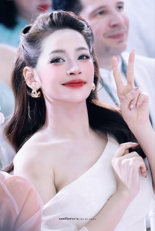 Khoảnh khắc thân mật của mỹ nhân đẹp nhất Việt Nam- Ảnh 3.