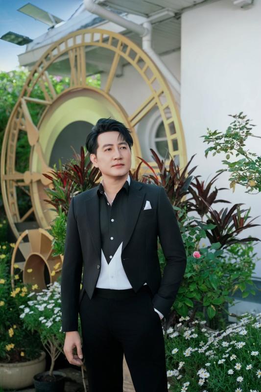 Nam ca sĩ U50 mãi chưa lấy vợ: Từng là diễn viên múa, sở hữu biệt thự sân vườn rộng 3.000m² ở Củ Chi- Ảnh 1.