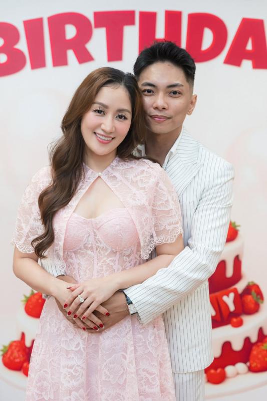 Chồng kém 11 tuổi của nữ viện trưởng nổi tiếng SN 1982: "Xong, chết trong nụ cười của nàng"- Ảnh 1.