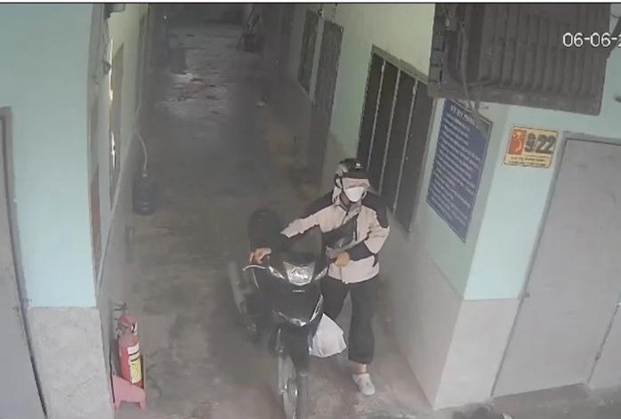 Bàn giao bộ xương của nam MC ở khu vực Đại học Quốc gia TP.HCM cho gia đình để lo hậu sự- Ảnh 1.