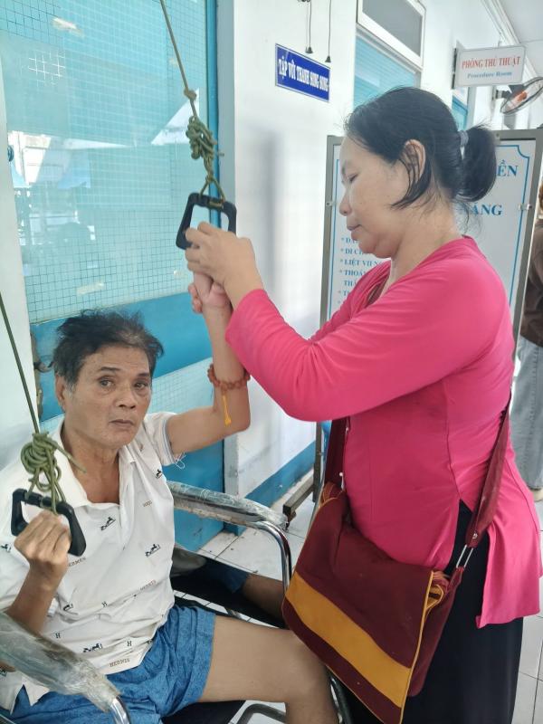 Tình trạng nam nghệ sĩ Việt ai cũng biết mặt sau khi bị nhồi máu não lúc đang ăn cơm- Ảnh 2.