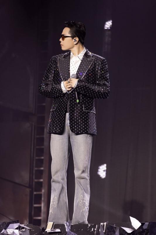 “G-Dragon xuất hiện ở show Chông Gai”: Nam ca sĩ Việt sở hữu rổ hit đếm không xuể, hẹn hò hoa hậu, tài sản kếch xù- Ảnh 1.