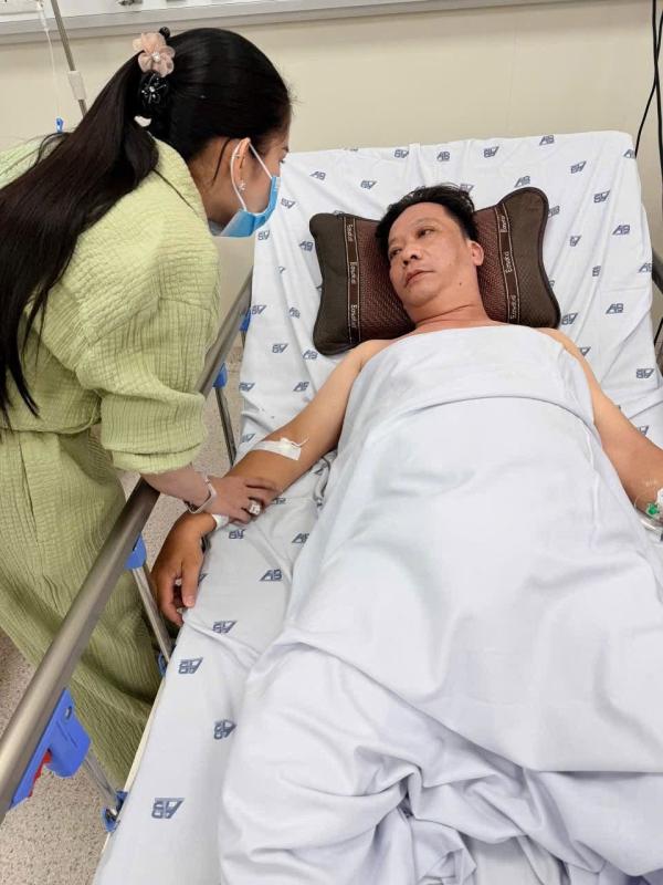 Nam nghệ sĩ Việt bị đột quỵ tại sân khấu: Gia cảnh khó khăn, chạy xe công nghệ kiếm sống- Ảnh 1.