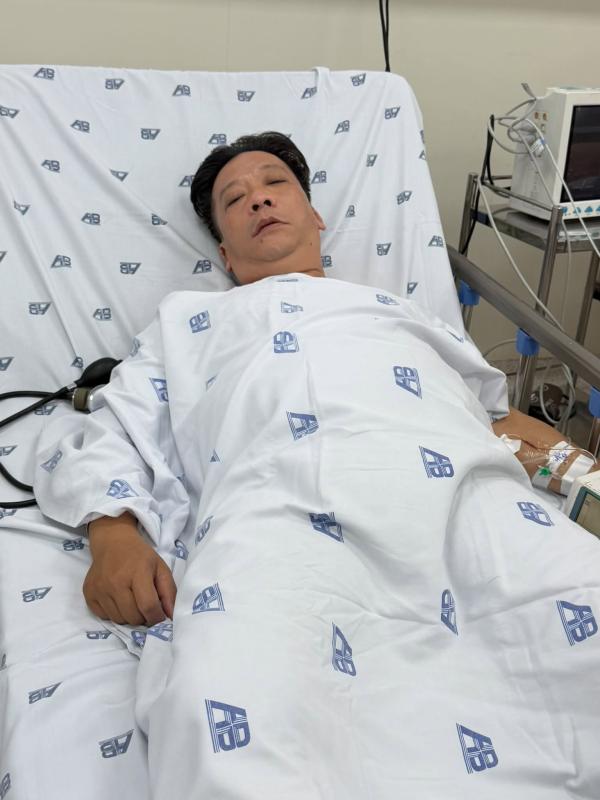 Nam nghệ sĩ Việt bị đột quỵ tại sân khấu: Gia cảnh khó khăn, chạy xe công nghệ kiếm sống- Ảnh 3.