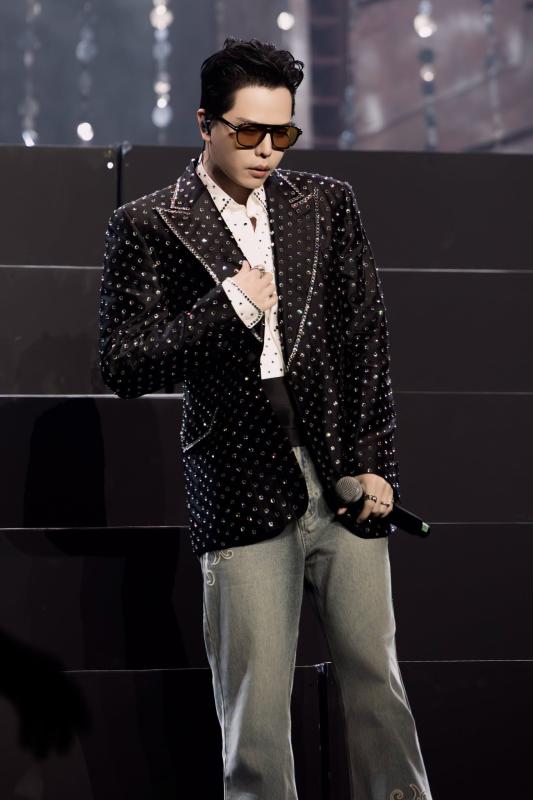 “G-Dragon xuất hiện ở show Chông Gai”: Nam ca sĩ Việt sở hữu rổ hit đếm không xuể, hẹn hò hoa hậu, tài sản kếch xù- Ảnh 3.