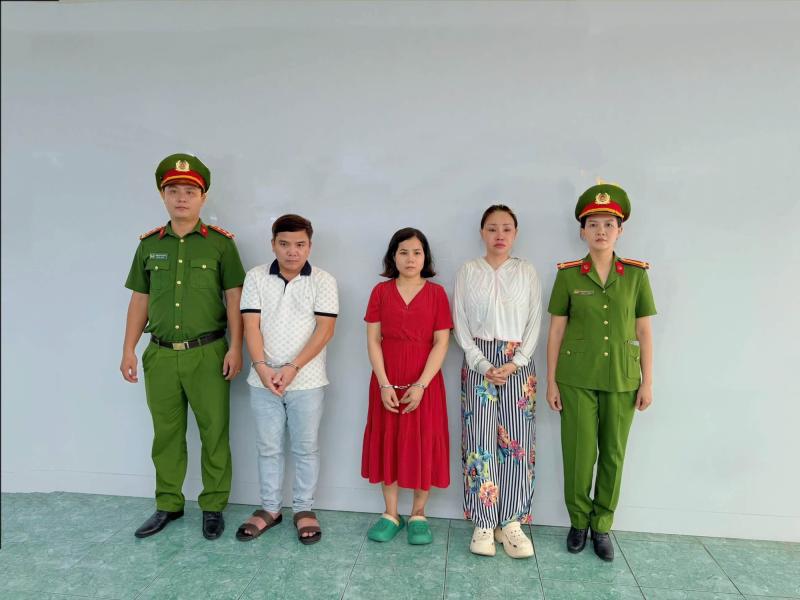 Khám xét nơi ở, bắt tạm giam người phụ nữ buôn thuốc truyền trắng Lê Trần Thảo- Ảnh 1.