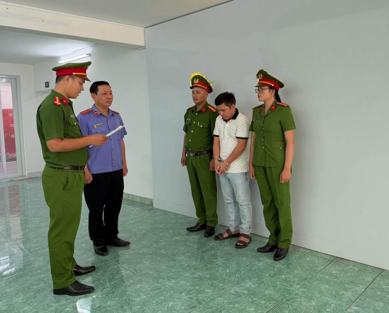 Khám xét nơi ở, bắt tạm giam người phụ nữ buôn thuốc truyền trắng Lê Trần Thảo- Ảnh 3.