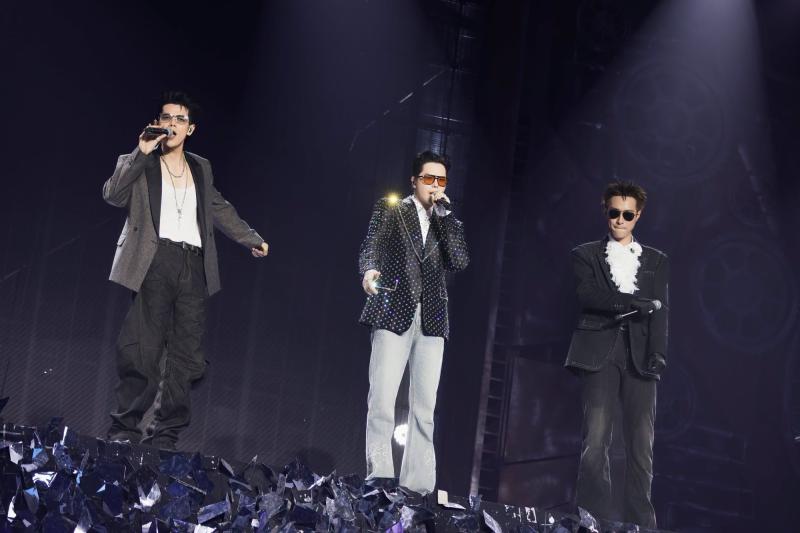 “G-Dragon xuất hiện ở show Chông Gai”: Nam ca sĩ Việt sở hữu rổ hit đếm không xuể, hẹn hò hoa hậu, tài sản kếch xù- Ảnh 2.