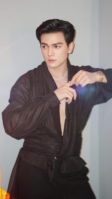Nam thần trăm Việt tỷ bỏ nghề VĐV vào showbiz: Sống đời đại gia, vừa cất giọng hát gây "chấn động"- Ảnh 9.