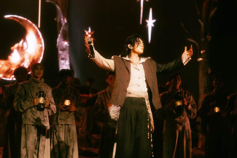 Không thể hết "wow" với ca sĩ này: Làm concert lỗ 3 tỷ, quay MV 5 tiếng mà nghệ tuyệt đối- Ảnh 10.