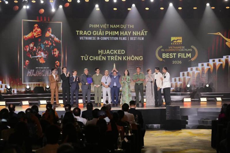 Cặp đôi Vbiz lộ hint rạn nứt: Từng thân mật trên thảm đỏ giờ bơ đẹp đối phương, hủy cả follow mạng xã hội- Ảnh 1.