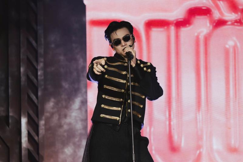 Nam thần trăm Việt tỷ bỏ nghề VĐV vào showbiz: Sống đời đại gia, vừa cất giọng hát gây "chấn động"- Ảnh 2.
