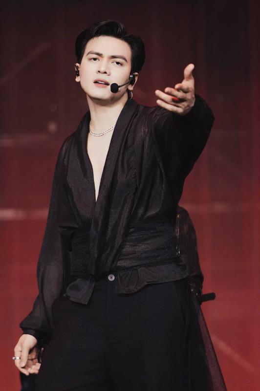 Nam thần trăm Việt tỷ bỏ nghề VĐV vào showbiz: Sống đời đại gia, vừa cất giọng hát gây "chấn động"- Ảnh 3.