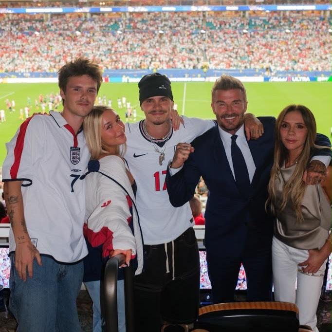 Cả gia đình Beckham quây quần gắn kết trên khán đài World Cup, cậu cả nổi loạn Brooklyn chỉ có thể theo dõi online- Ảnh 1.