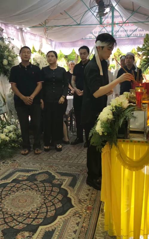 Gil Lê túc trực trong tang lễ ông ngoại, Xoài Non và gia đình đến viếng- Ảnh 2.