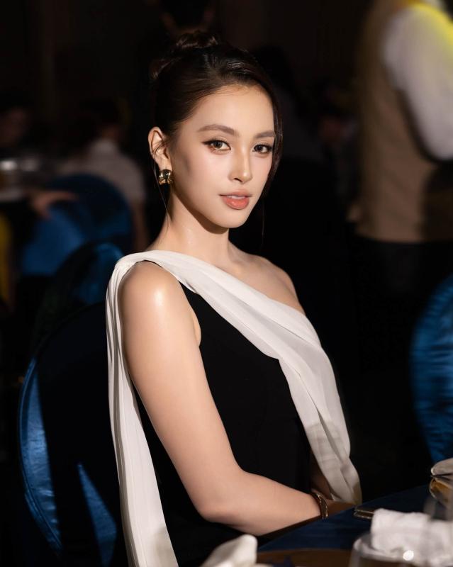 Hoa hậu Tiểu Vy nhan sắc ngày một thăng hạng, bất ngờ khoe giọng hát nhạc miền Tây- Ảnh 2.