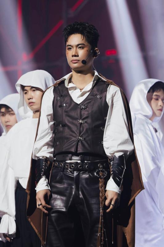 Nam ca sĩ Việt 22 tuổi là "tổng tài" mở công ty riêng, chưa nổi tiếng đã có hit 100 triệu view cả nước thuộc lòng- Ảnh 1.
