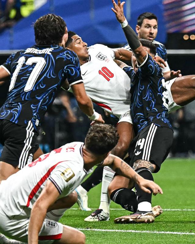 Khoảnh khắc "căng như dây đàn" trận Anh đấu Argentina: 19 pha phạm lỗi, bán kết World Cup mà ngỡ "sàn đấu MMA" - Ảnh 2.