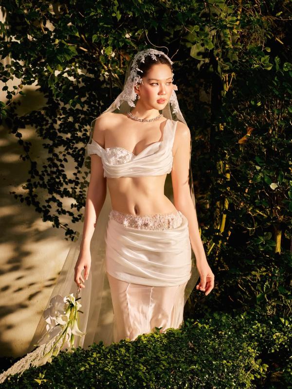 "Nữ hoàng nội y" Ngọc Trinh mặc váy cưới: "Cuối cùng mọi cố gắng rồi cũng được đền đáp"- Ảnh 2.