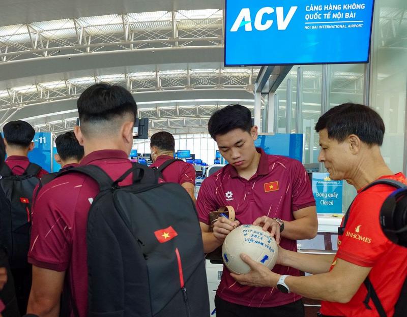 Đình Bắc được fan vây xin chữ ký, tuyển Việt Nam lên đường sang Thái Lan quyết tâm bảo vệ ngôi vương ASEAN Cup 2026 - Ảnh 1.