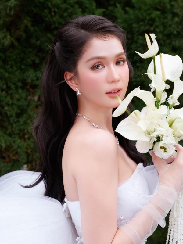 "Nữ hoàng nội y" Ngọc Trinh mặc váy cưới: "Cuối cùng mọi cố gắng rồi cũng được đền đáp"- Ảnh 5.