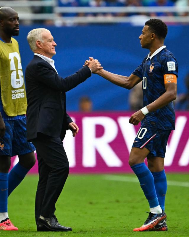 Mbappe viết tâm thư đẫm nước mắt chia tay HLV Deschamps: "Đáng lẽ sẽ có đoạn kết viên mãn, nhưng chúng ta đã thất bại" - Ảnh 1.