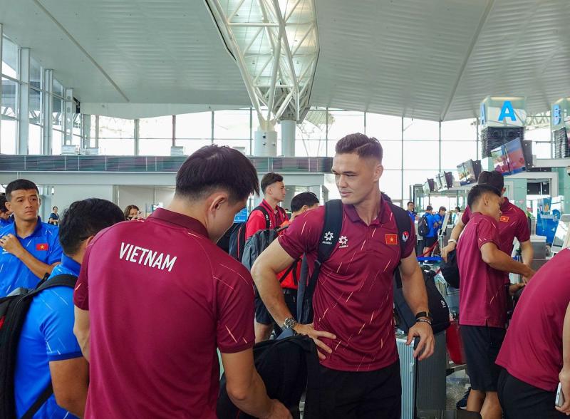 Đình Bắc được fan vây xin chữ ký, tuyển Việt Nam lên đường sang Thái Lan quyết tâm bảo vệ ngôi vương ASEAN Cup 2026 - Ảnh 2.