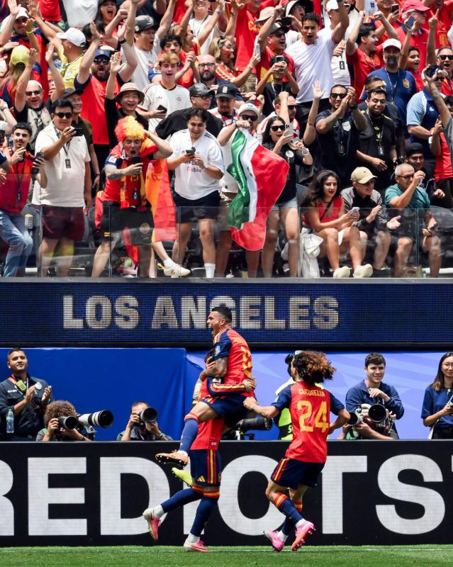 Tây Ban Nha đè bẹp Áo 3-0, chấm dứt 16 năm chờ đợi ở vòng knock-out World Cup - Ảnh 3.