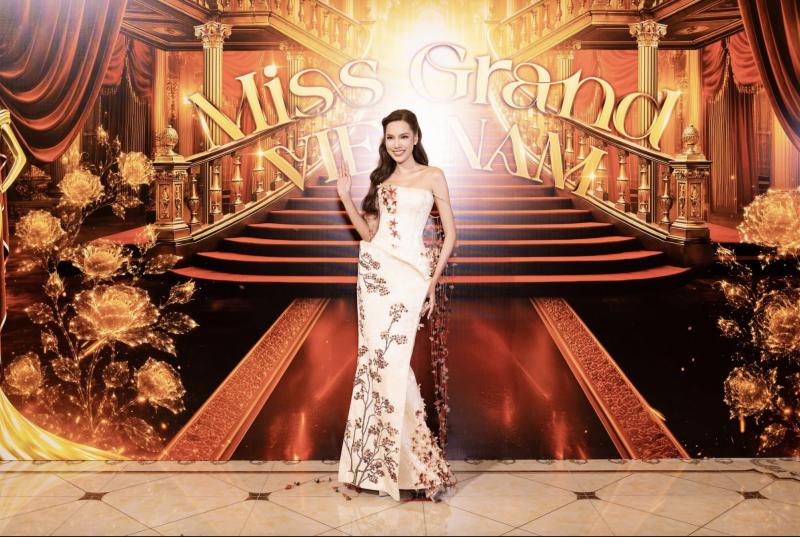 Bán kết Miss Grand Vietnam 2026: Thí sinh mang trăn, "biến hình" thay trang phục giữa sân khấu!- Ảnh 3.