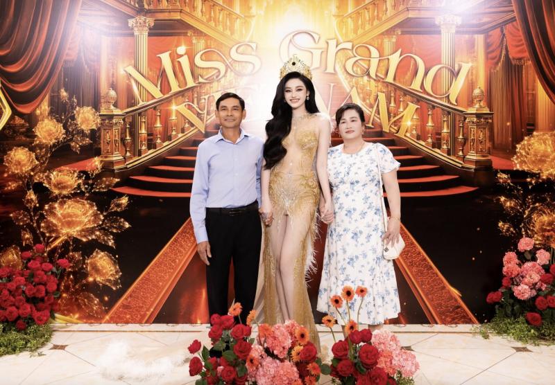 Thảm đỏ Chung kết Miss Grand Vietnam: Kỳ Duyên - Thiên Ân ôm nhau tình tứ, Thanh Thuỷ quá slay! - Ảnh 6.