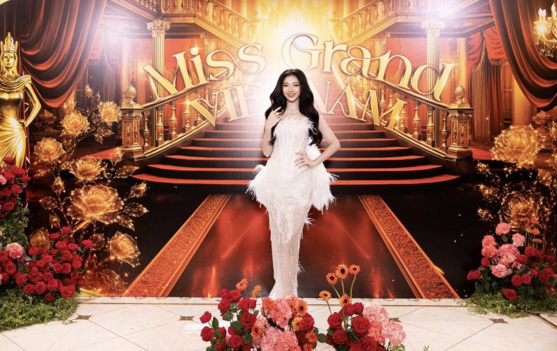 Thảm đỏ Chung kết Miss Grand Vietnam: Kỳ Duyên - Thiên Ân ôm nhau tình tứ, Thanh Thuỷ quá slay! - Ảnh 13.