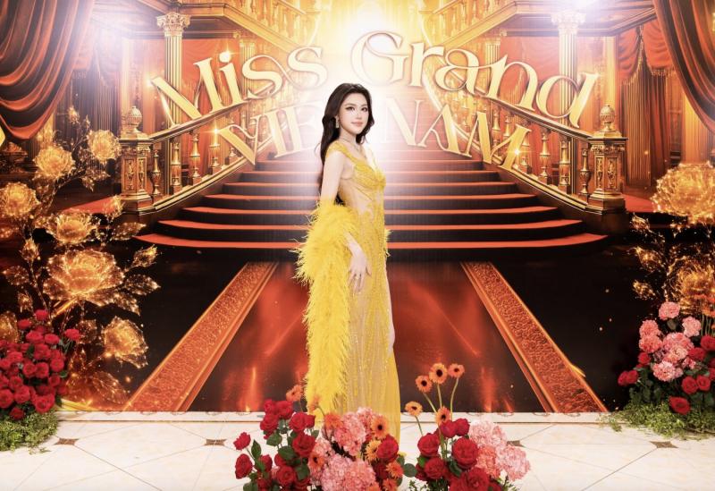Thảm đỏ Chung kết Miss Grand Vietnam: Kỳ Duyên - Thiên Ân ôm nhau tình tứ, Thanh Thuỷ quá slay! - Ảnh 17.