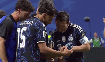 Cầu thủ Argentina rủ nhau "check phao" bắt penalty của Pickford: Toàn tiếng Anh không biết Messi có hiểu không chỉ thấy cười- Ảnh 1.