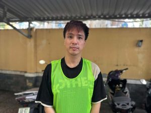 Clip hiện trường khám xét nơi ở của Tăng Nhật Tuệ: Nam ca sĩ lôi ra nhiều loại chất cấm từ balo