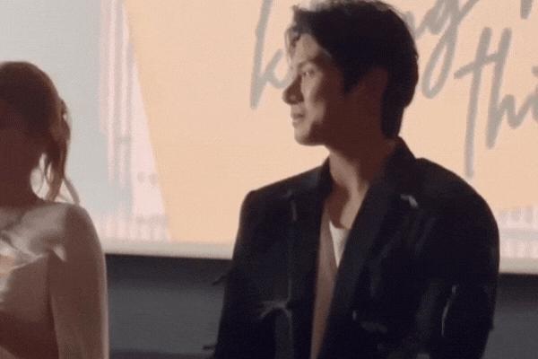 Clip viral: 1 sao Hàn bất ngờ quỳ gối trước khán giả Việt Nam, lý do đằng sau khiến ai cũng xúc động- Ảnh 2.