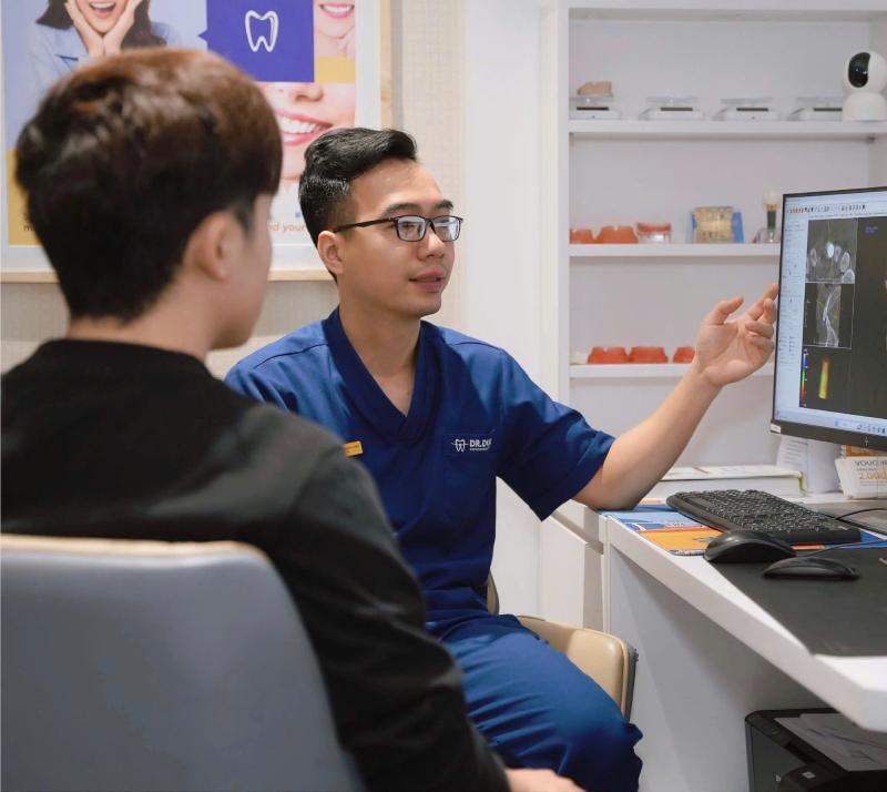 Vì sao nhiều người bọc răng sứ xong bị hôi miệng? - Ảnh 2.