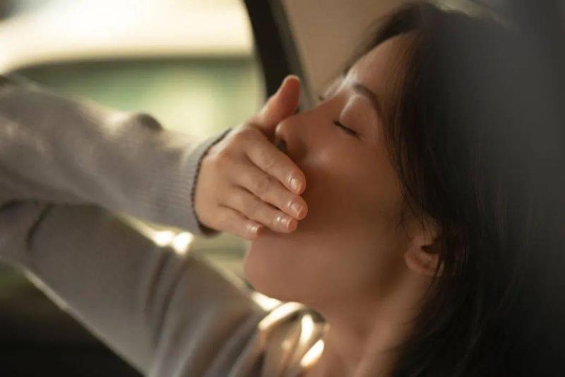 Vì sao bạn cảm thấy buồn ngủ sau khi ăn? - Ảnh 1.