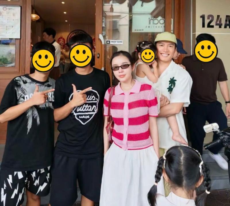 "Tóm dính" cặp ca sĩ Vbiz bí mật yêu 6 năm đi chơi riêng cùng 2 em bé- Ảnh 2.