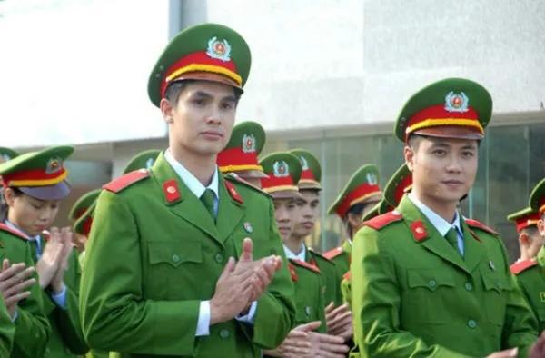 Mỹ nam Vbiz hot đến mức giám đốc VFC phải bay vào Sài Gòn mời đóng phim: Bad boy lãng tử càng nhìn càng cuốn- Ảnh 3.