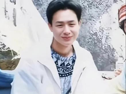 Nam diễn viên bị 800 đoàn phim từ chối vì “thấp như chú lùn”, giờ đứng trên đỉnh showbiz ai cũng phải ngước nhìn- Ảnh 3.