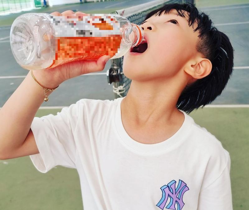 Cậu bé 10 tuổi uống gần 1 tấn nước trong 6 tháng, bố mẹ "sốc nặng' khi bác sĩ nói: 1 thứ trong não đã... biến mất - Ảnh 1.